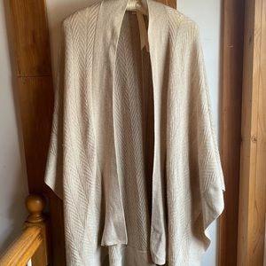 Club Monaco cashmere knitted cape/cream/one size